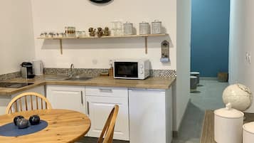 Réfrigérateur, micro-ondes, plaque de cuisson, cafetiÚre/bouilloire
