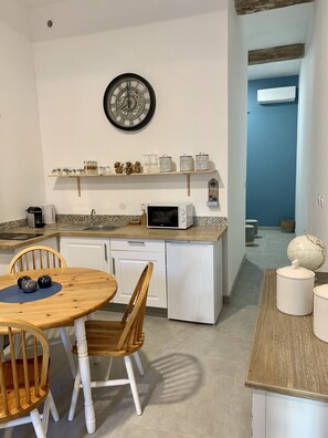 Réfrigérateur, micro-ondes, plaque de cuisson, cafetière/bouilloire