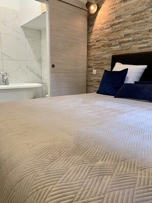 1 bedroom, iron/ironing board, WiFi, bed sheets - The 31 in Carcassonne perfect for couples (Carcassonne)