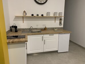 Réfrigérateur, micro-ondes, plaque de cuisson, cafetière/bouilloire