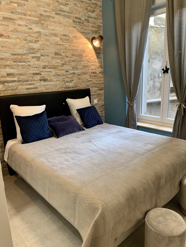 1 slaapkamer, een strijkplank/strijkijzer, wifi, beddengoed