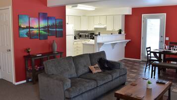 Smart-tv, dvd-spelare och böcker