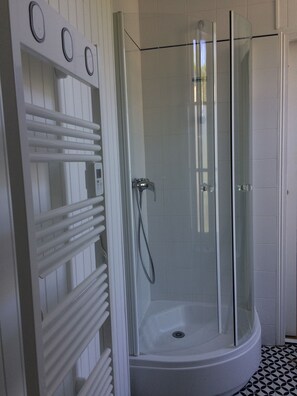 Shower, towels, toilet paper - Independent country house with garden between fields and forest, near Paris. (PISCOP)
