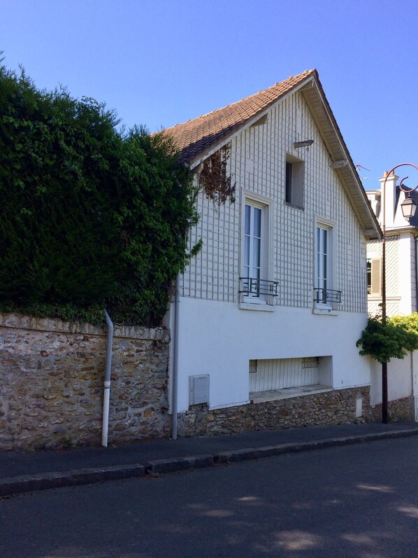Exterior - Independent country house with garden between fields and forest, near Paris. (PISCOP)