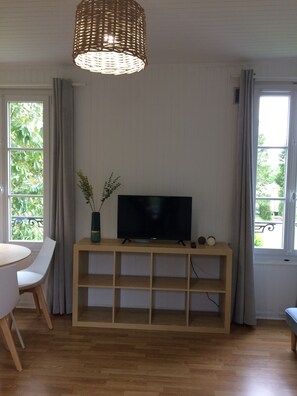 Interior - Independent country house with garden between fields and forest, near Paris. (PISCOP)