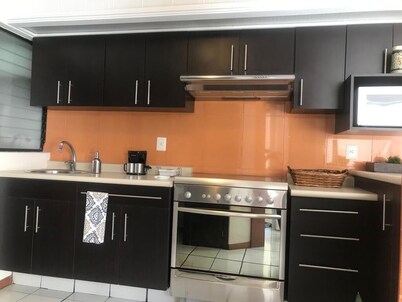 *~Estacionamiento Seguro ¬ WiFi ¬ 5 min Expo GDL~ Restaurantes y Plaza del Sol*