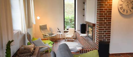 TV, fireplace