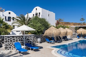 Outdoor pool, sun loungers - Soulis Hotel (Santorini)