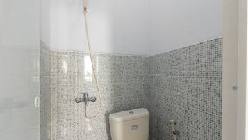 Douche, articles de toilette gratuits, serviettes fournies