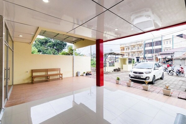 Property entrance - RedDoorz Plus @ Jalan Gatot Subroto Medan (Medan)