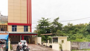 Un bâtiment sur lequel on peut lire une grande enseigne indiquant « SALON INDAH » et une plus petite enseigne indiquant « PAS DE SURVEILLANCE ».