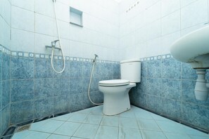 Shower, free toiletries, towels