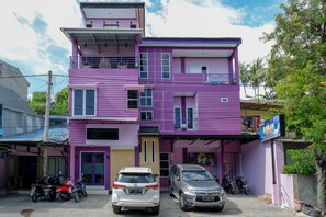 Front of property - RedDoorz @ Hotel Aulia Majene (Majene)