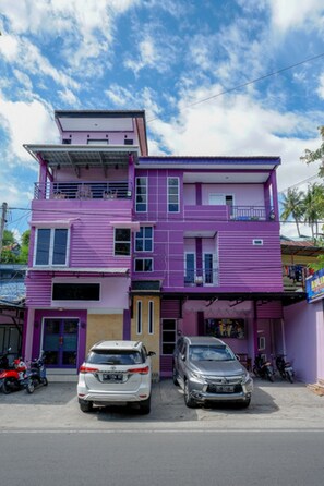 Front of property - RedDoorz @ Hotel Aulia Majene (Majene)