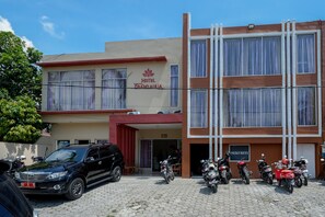 Front of property - RedDoorz @ Hotel Grand Aulia Majene (Majene)