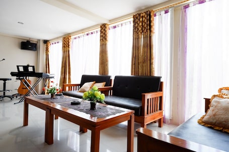 Restaurant. RedDoorz @ Hotel Grand Aulia Majene