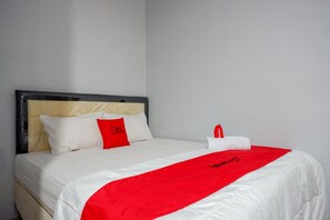 Double Room (Reddoorz) - RedDoorz @ Hotel Grand Aulia Majene (Majene)