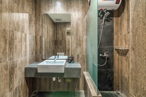 Phòng đôi (Reddoorz) | Phòng tắm | Buồng tắm vòi sen, đồ dùng nhà tắm miễn phí, khăn tắm 