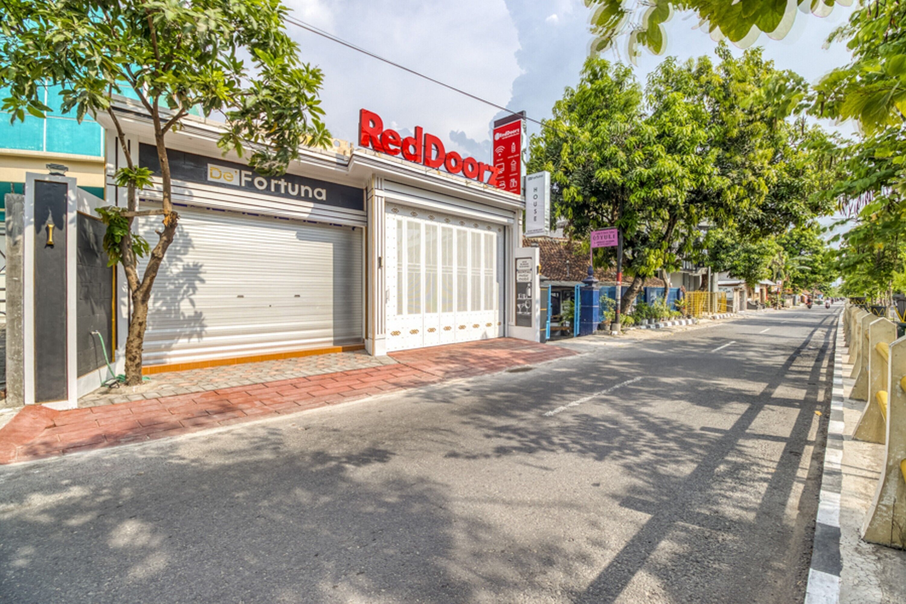 Foto - RedDoorz Plus near Gembira Loka Zoo 2