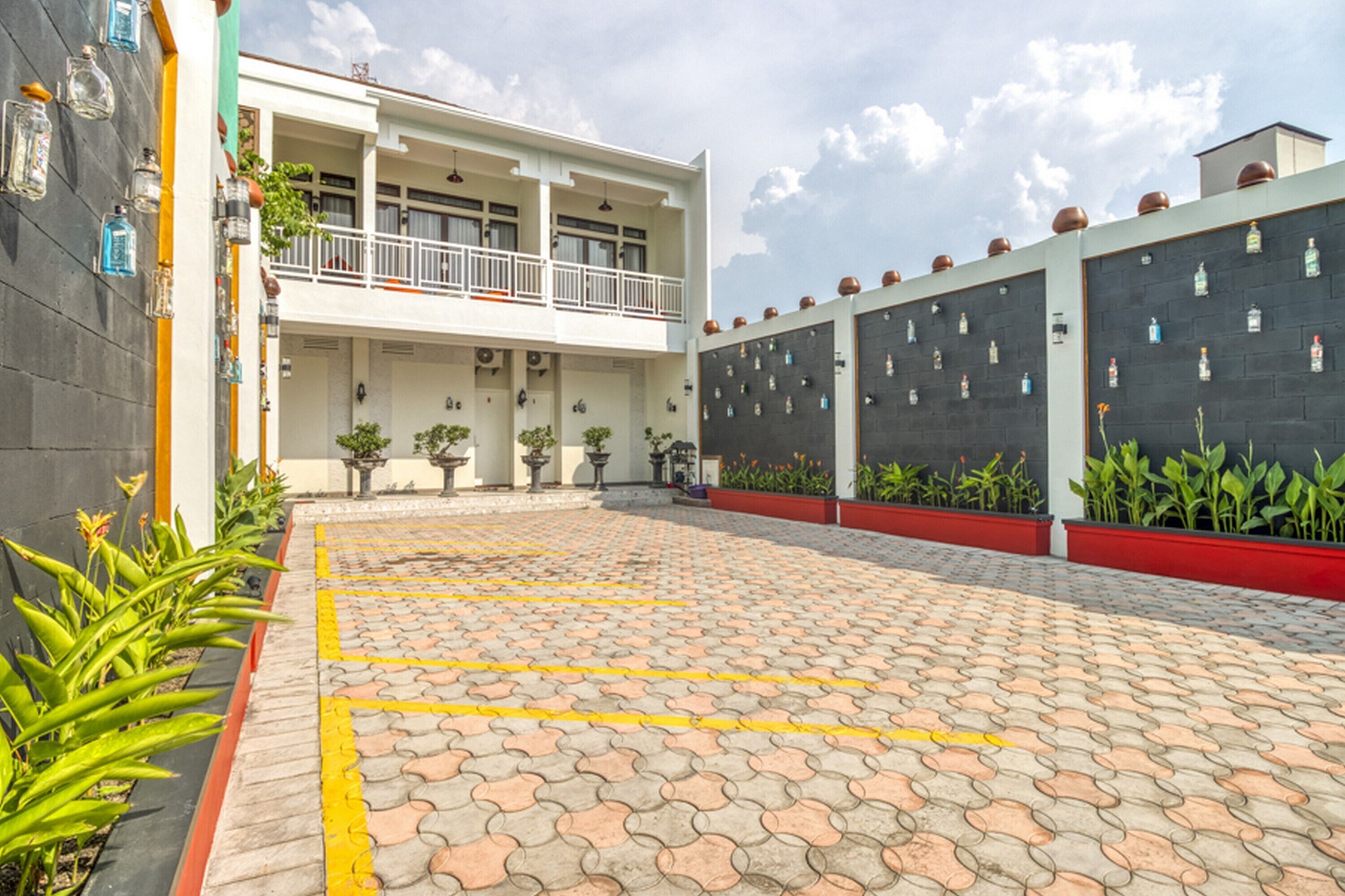 Foto - RedDoorz Plus near Gembira Loka Zoo 2