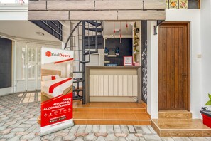 ฝ่ายต้อนรับ