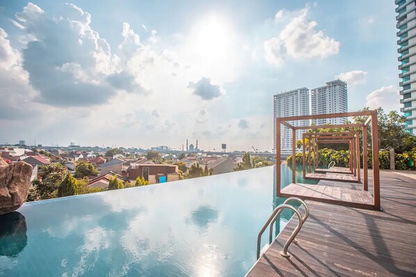 Outdoor pool - RedLiving Apartemen Grand Kamala Lagoon - Kita Pro Tower Barclay North (Bekasi)