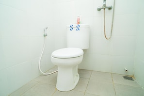 Shower, free toiletries, towels