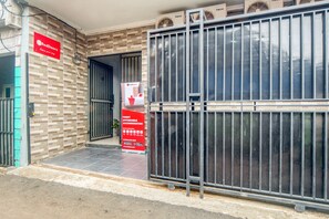 Front of property - RedDoorz near Graha Cijantung Mall (Jakarta)