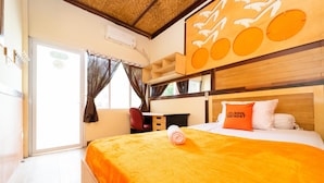 A hotel room with a bed, a desk, and a chair. - KoolKost near University of Indonesia (Depok)