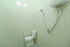 Habitación doble (Reddoorz) | Baño | Regadera, amenidades de baño gratuitas, toallas 