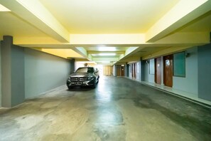 مواقف سيارات مجانية