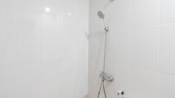 Twin Room (Reddoorz) | Bathroom | Shower, free toiletries, towels