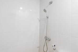 Habitación con 2 camas individuales (Reddoorz) | Baño | Regadera, amenidades de baño gratuitas, toallas 