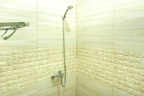 Quarto casal (Reddoorz) | Banheiro | Chuveiro, produtos de toalete grátis, toalhas de banho 