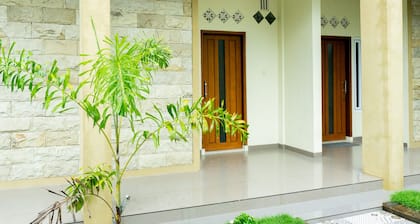 RedDoorz near Benteng Van Den Bosch