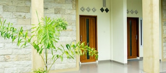 RedDoorz near Benteng Van Den Bosch
