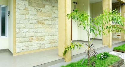 RedDoorz near Benteng Van Den Bosch