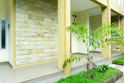 RedDoorz near Benteng Van Den Bosch