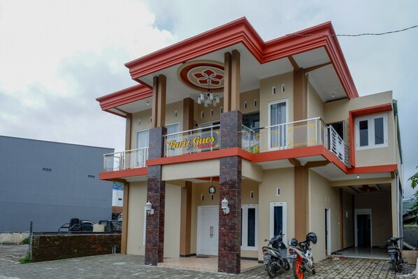 Front of property - RedDoorz Syariah near Komplek Candi Arjuna Dieng (Dieng Kulon)