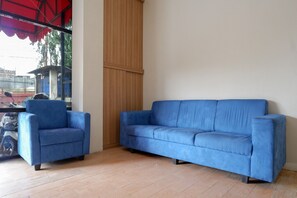 Lobby sitting area - RedDoorz @ Jalan Kartini Semarang (Semarang)