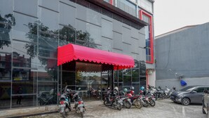 Ein Gebäude mit einer roten Markise und mehreren parkenden Motorrädern davor.