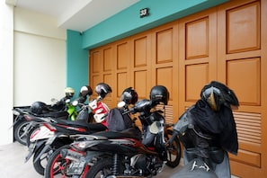 Parking - RedDoorz Hostel near Kota Lama Semarang (Semarang)