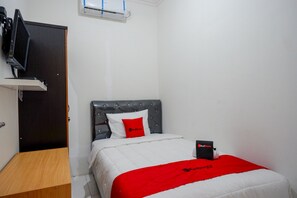 Shared Dormitory, Mixed Dorm (Reddoorz) | Free WiFi - RedDoorz Hostel near Kota Lama Semarang (Semarang)