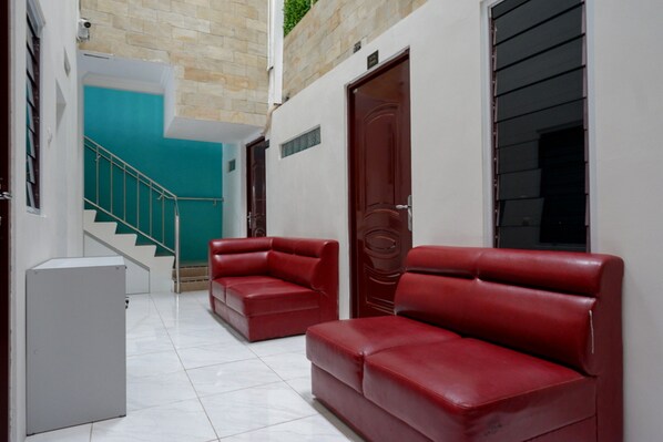 Lobby sitting area - RedDoorz Hostel near Kota Lama Semarang (Semarang)
