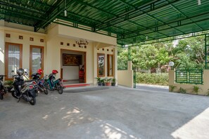Property entrance - RedDoorz near Stadion 45 Karanganyar (Karanganyar)