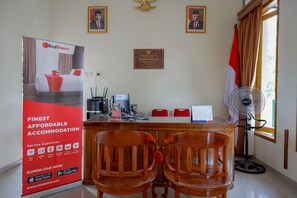 Reception - RedDoorz near Stadion 45 Karanganyar (Karanganyar)