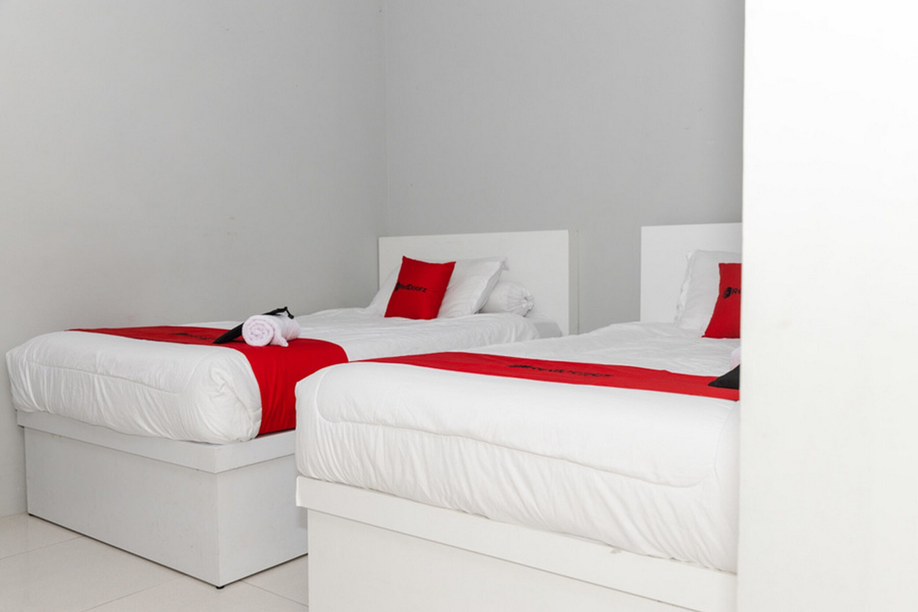 twin room (reddoorz) | bed sheets
