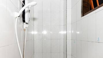 Shower, free toiletries, towels