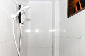 Douche, articles de toilette gratuits, serviettes fournies