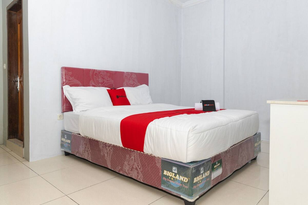 double room (reddoorz) | bed sheets